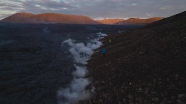 Yürüyüşçülerin Üzerinde İHA Ve Fagradalsjall Patlamasından Soğutulmuş Çamur Akışı