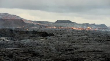 Reykjanes Yarımadası 'ndaki Fagradalsfall Volkanı' ndan Duman ve Lava Akışı