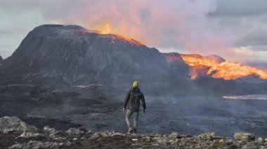 İzlanda 'daki Fagradalsjall Volkanı' ndan Lav Patlamasını İzleyen Adam