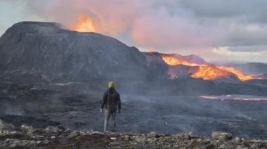 İzlanda 'daki Fagradalsjall Volkanı' ndan Lav Patlamasını İzleyen Adam