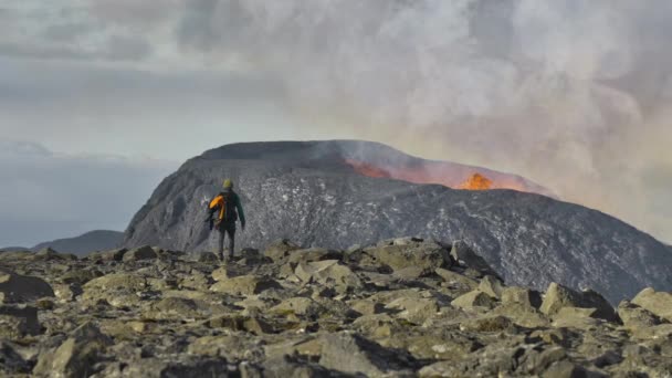Homme marchant vers l'éruption du volcan Fagradalsfjall dans la péninsule de Reykjanes — Video