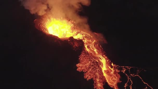 Dron toku lávy z erupce sopky Fagradalsfjall v poloostrově Reykjanes — Stock video