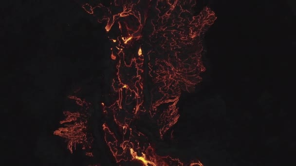Voo de drone sobre o fluxo de lava da erupção do vulcão Fagradalsfjall na Islândia — Vídeo de Stock