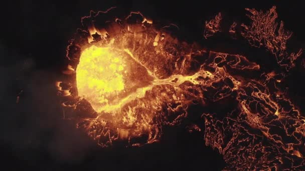 レイキャジェーン半島のファグラダルフィヨルド火山から噴出する溶岩の上のドローン — ストック動画
