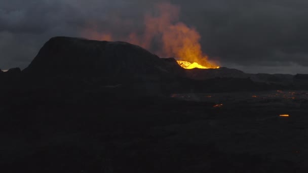 Vôo de drone da lava que flui do vulcão de Erupting Fagradalsfjall — Vídeo de Stock