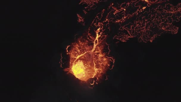 Беспилотник ночью над потоком лавы от извергающегося вулкана Фаградальсфьолл — стоковое видео