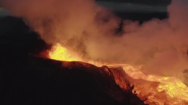 Drönare över lavaflödet från vulkanen Fagradalsfjall i Reykjanes — Stockvideo