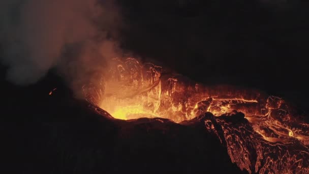 Drone sobre a lava rompendo do vulcão Fagradalsfjall na Península de Reykjanes — Vídeo de Stock