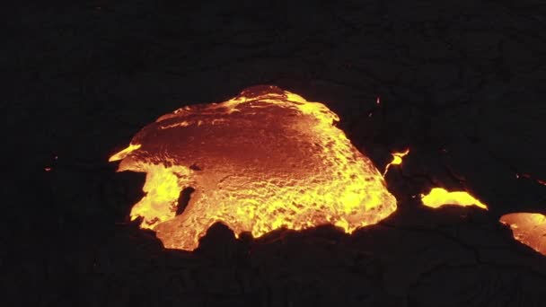 Drone sobre o fluxo de lava de romper vulcão Fagradalsfjall — Vídeo de Stock