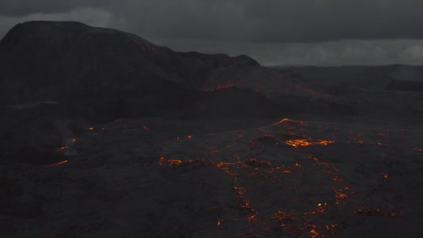 Reykjanes Yarımadası 'ndaki Fagradalsfall Volkanı' nın Patlaması Üzerine İHA Akışı — Stok video