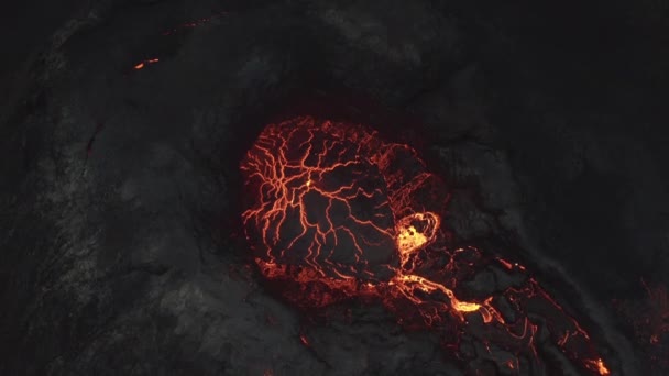 Lava vom ausbrechenden Vulkan Fagradalsfjall auf der Halbinsel Reykjanes, Island — Stockvideo