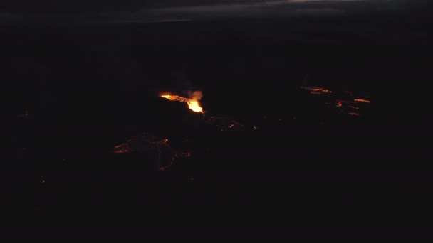 Lava fließt aus dem ausbrechenden Vulkan Fagradalsfjall auf der Halbinsel Reykjanes — Stockvideo