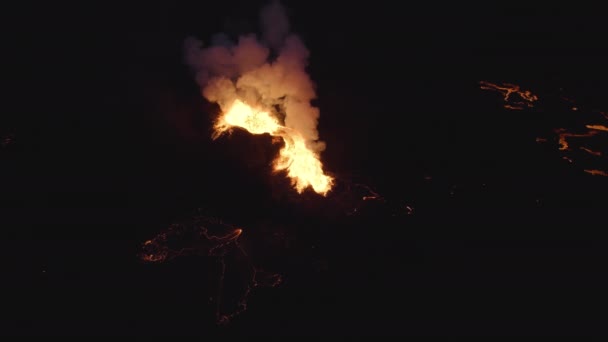 Drone para Lava fluindo de erupção vulcão Fagradalsfjall — Vídeo de Stock