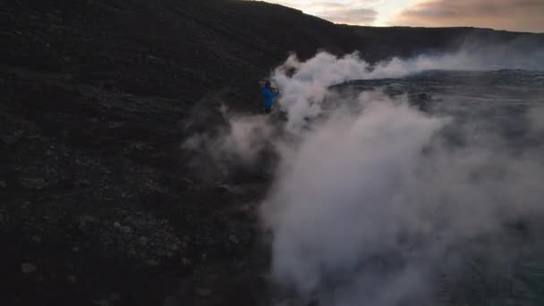 Drohne rast auf Mann zu und bricht Vulkan Fagradalsfjall aus — Stockvideo