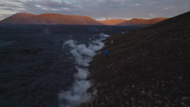 ハイカーの上をドローンし、 Fagradalfjallを噴火から溶岩流を冷却 — ストック動画