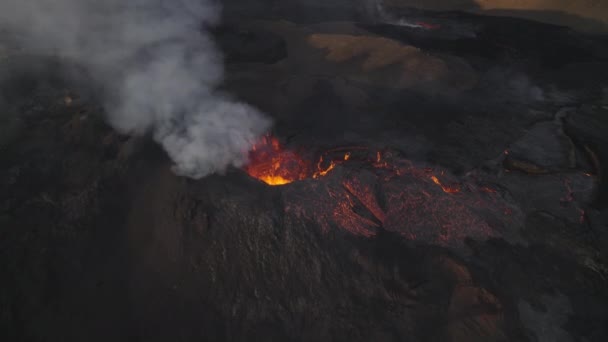 Lavaströme des ausbrechenden Vulkans Fagradalsfjall auf der Halbinsel Reykjanes, Island — Stockvideo