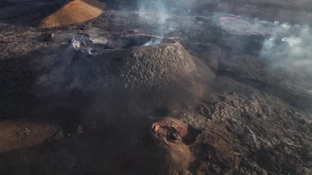Дрон над дымящимся вулканом в Рейкьявике, Исландия — стоковое видео