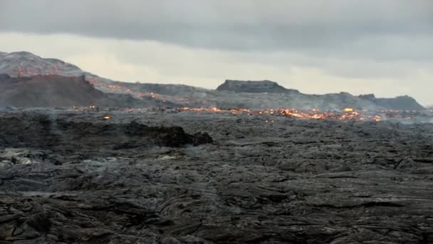 연기와 용암 이 분출하는 페그 르 달스 피걸 화산인 레이캬 네스 반도에서 분출하다 — 비디오