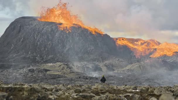 Muž sledující Lava erupce z Fagradalsfjall sopky na Islandu — Stock video