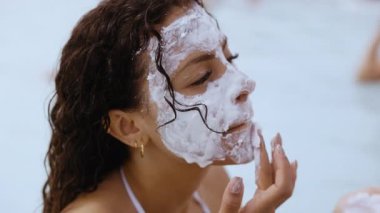 Çamur Surat Maskesi Uygulayan Kadın Gölde Rahatlıyor