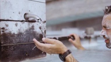 Göl kenarındaki Jeotermal Kaplıcada Su Maskesi Kullanan Adam