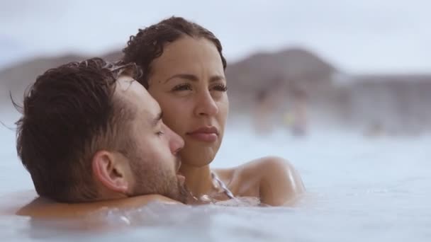 Faire place à un jeune couple relaxant au spa géothermique Lagoon — Video