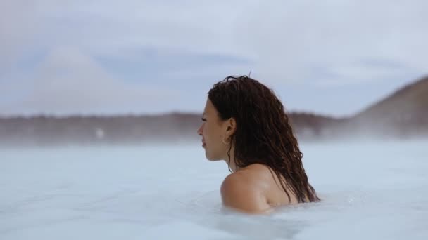 Женщина отдыхает в Lagoon Geothermal Spa — стоковое видео