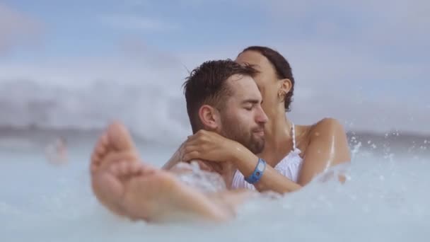 Couple relaxant dans la lagune Geothermal Spa — Video