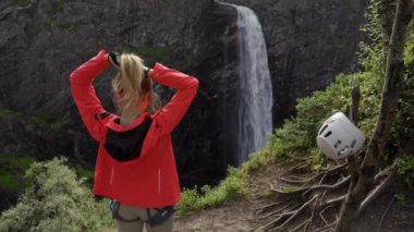 Şelaleyi izlerken At Kuyruğu Bağlayan Kadın Dağcı