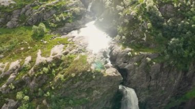 Şelalenin üstündeki İHA Rocky Vadisi 'ne dökülüyor.