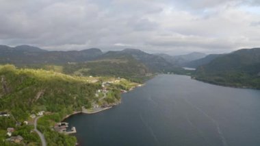 Nehir Üzerinde Dağlı İnsansız Hava Aracı