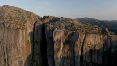 Güneş Işığı Üzerindeki İnsansız Hava Aracı Rocky Dağı