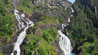 Beyaz Su İHA 'sı Rocky Dağı' nda Şelaleden Aşağı