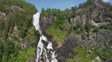 İnsansız Hava Aracı Beyaz Su Şelalesine