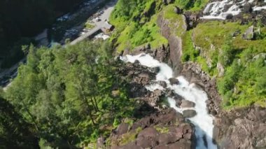 Dağ yamacında Şelale Suyu Üzerinde İHA