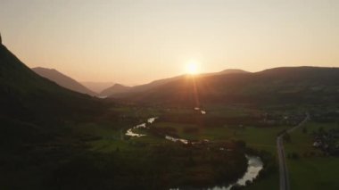 İnsansız Hava Aracı Huzurlu Dağ Manzarasına Doğru Gün Batımına Doğru