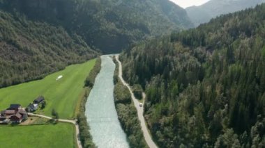 Sunlit Nehri üzerinde İHA Orman ve Binaların Üzerinde Yol