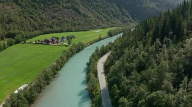 İHA Nehir ve Yol Üzerinde Yükseliyor