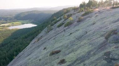 İnsansız hava aracı Şafak vakti dik yamaçta Kaya tırmanışında