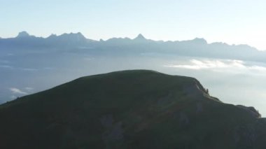 Arkadaki Sisli Dağ Silueti ve Lush Schwalbenwand Tepesi