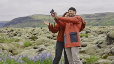 Yosunlu arazide fotoğraf makinesi olan çift pozu