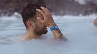 Jeotermal Göl Kaplıcasında Gülümseyen Genç Adam