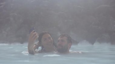 Lagoon Jeotermal Spa 'da Selfie İçin Çift Pozisyonu