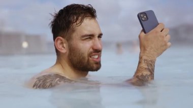 Lagoon Jeotermal Spa 'da Akıllı Telefonlu Gülümseyen Adam