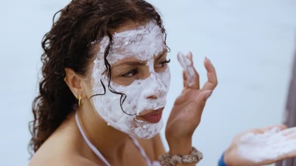 Γυναίκα εφαρμογή λάσπη μάσκα προσώπου χαλαρώνοντας στη λιμνοθάλασσα — Αρχείο Βίντεο