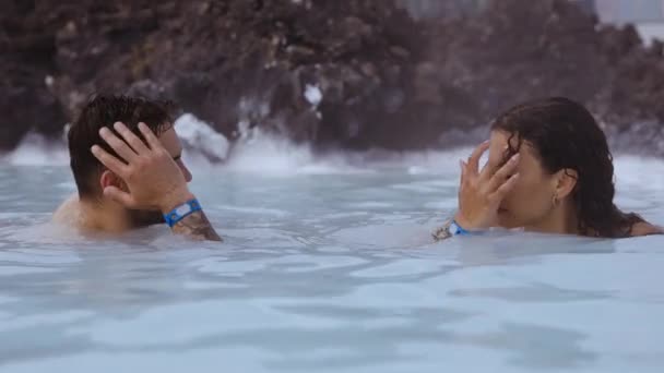 Paar ontspannen in Lagoon Geothermische Spa — Stockvideo