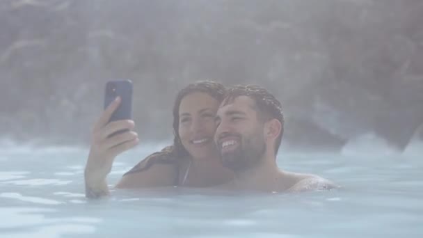 Χαλαρωτικό ζευγάρι πόζα για Selfie στη λιμνοθάλασσα Geothermal Spa — Αρχείο Βίντεο