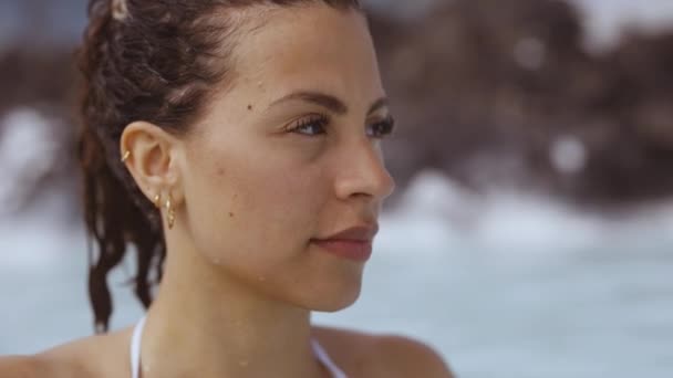 Mulher bonita relaxante na lagoa Geothermal Spa — Vídeo de Stock