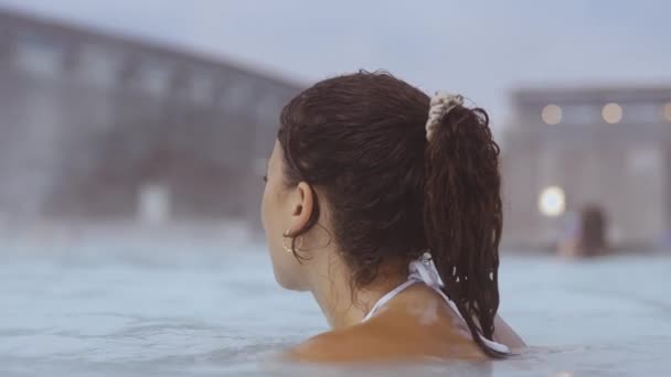 Žena relaxační v Lagoon geotermální lázně — Stock video