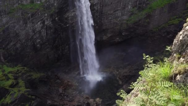 Waterval Cascading Down Cliff naar de rivier — Stockvideo